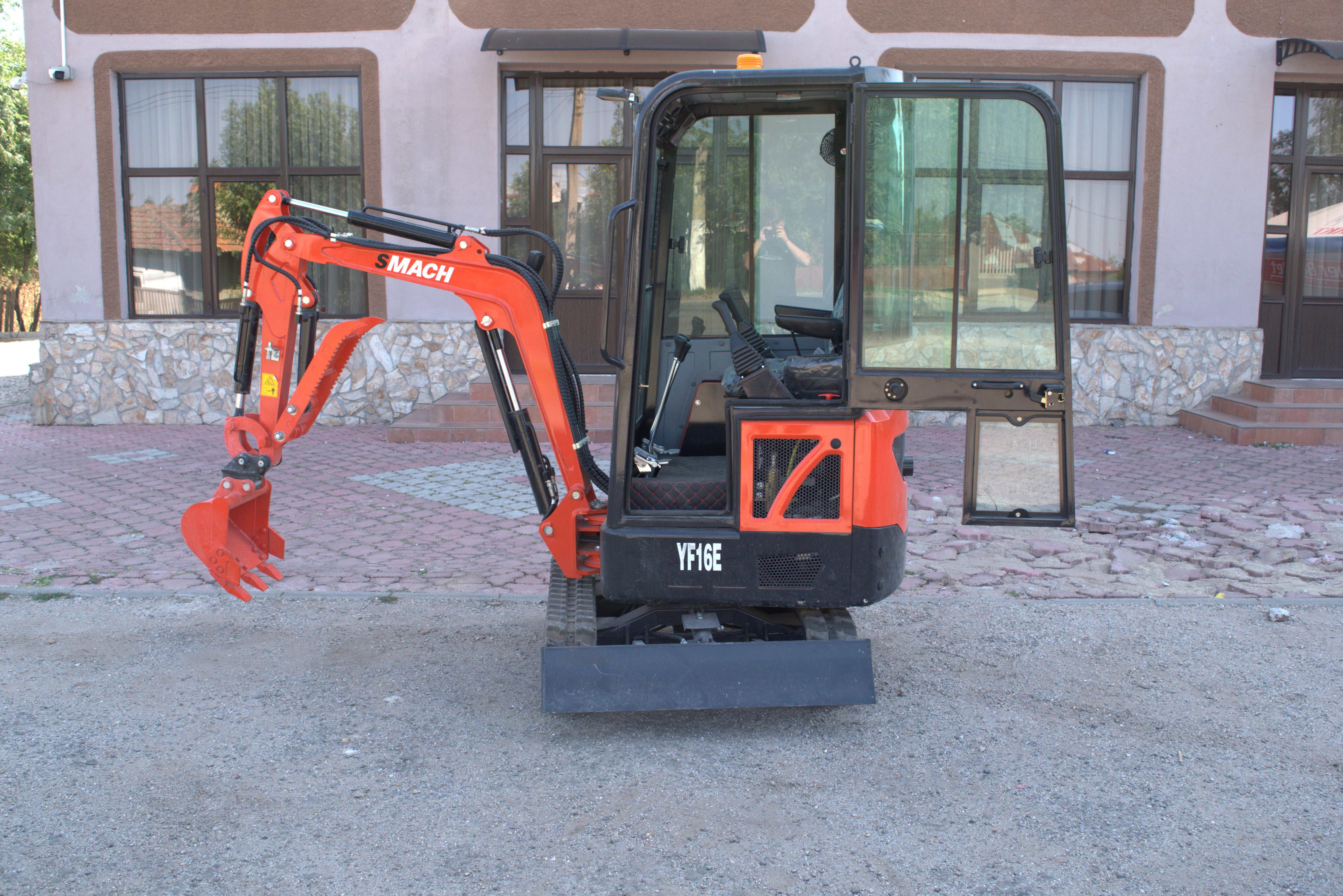 Miniexcavator SMACH YF16E